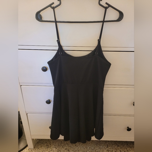 Blk mini romper w bow in front - Picture 3 of 3
